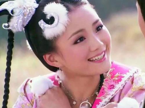 - 江蕴仪是一个富家千金,因爱上济公而被父亲赶出家门,她性格坚强,不屈不挠,为了追求自己的爱情,不惜与父亲对抗。