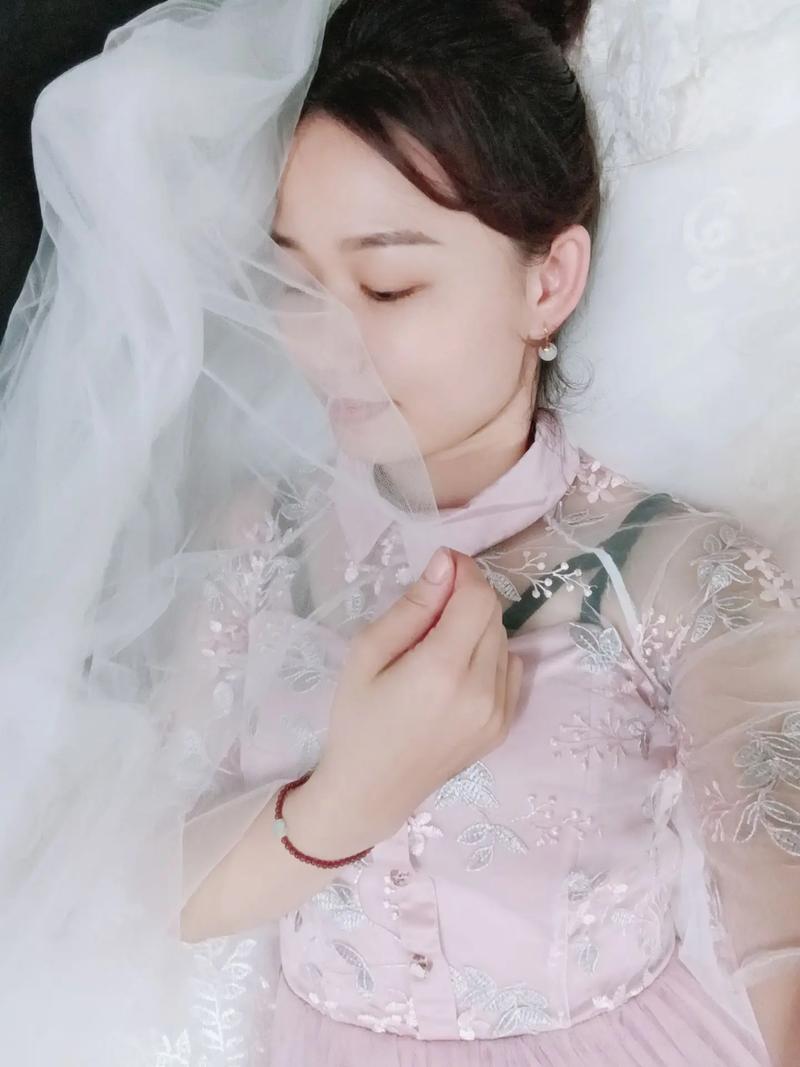3、情感共鸣:每个年代都有属于自己的故事和记忆,这些故事和记忆会引起观众的情感共鸣,通过《年代秀》,观众可以重温自己的童年和青春时光,感受到那份纯真和美好。