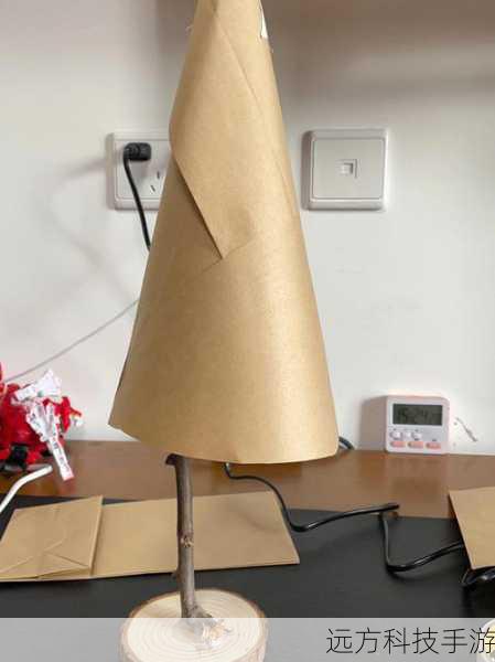 这段代码使用了Tkinter库来创建一个窗口,并在窗口中绘制了一棵圣诞树,主干和树叶通过循环来生成,使得树看起来更加丰满。