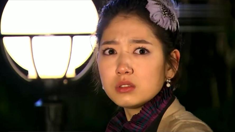 答:《原来是美男啊!》这部电视剧对我的生活产生了很大的影响,它让我更加热爱音乐,因为剧中的音乐非常出色,让我感受到了音乐的魅力,它让我更加珍惜友情和爱情,因为剧中的角色们为了友情和爱情不断努力奋斗,让我深受感动,它让我更加坚定了自己的梦想,因为剧中的角色们为了梦想不惜放弃一切,让我明白了只有坚持不懈地追求梦想,才能实现自己的价值。