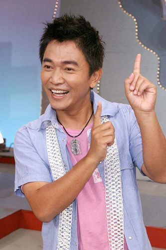 吴宗宪是台湾著名的主持人和歌手,他以幽默风趣的主持风格和出色的歌唱才华而闻名,在《综艺玩很大》中,吴宗宪担任队长的角色,带领嘉宾们进行各种游戏挑战。