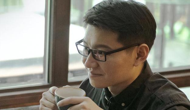 林柏升(KID)是台湾著名的主持人和演员,他以帅气的外表和出色的主持能力而受到观众的喜爱,在《综艺玩很大》中,林柏升担任副队长的角色,与吴宗宪一起带领嘉宾们进行游戏挑战。