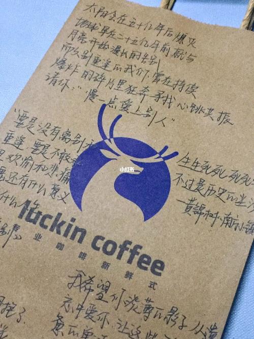 实操案例:为一家咖啡馆设计的品牌手册中,使用温暖、圆润的手写体字体,与咖啡店的温馨氛围相契合。