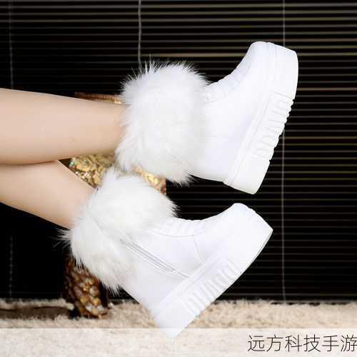 鞋子:一双白色雪地靴,不仅实用,还能与整体风格完美融合。
