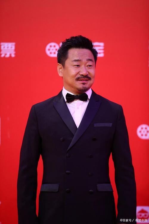林永健不仅是一个优秀的喜剧演员,也是一个敢于挑战自我的演员,他用自己的实力和才华,证明了自己不仅能够演好喜剧,也能够演好其他类型的角色,他用自己的努力和坚持,赢得了观众和同行的尊重和喜爱,他是一个值得我们学习和敬佩的演员。