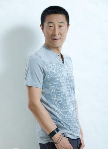 林永健是一个非常敬业和认真的人,他对自己的工作有着很高的要求和标准,他在拍摄《大闹天竺》时,为了达到最佳的效果,不惜花费大量的时间和精力去学习和练习,他说:“我觉得演员就是要不断地学习和进步,要不断地挑战自己和突破自己,只有这样,才能让自己的表演更加丰富和精彩。”