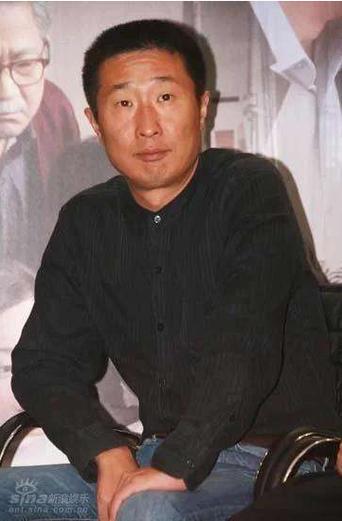林永健还是一个非常谦虚和低调的人,他不喜欢炫耀自己的成就和荣誉,也不喜欢炒作自己的名气和话题,他说:“我觉得演员就是要做好自己的本职工作,要把自己的演技和作品展现给观众,让观众来评价和认可自己,只有这样,才能让自己更加自信和坚定。”