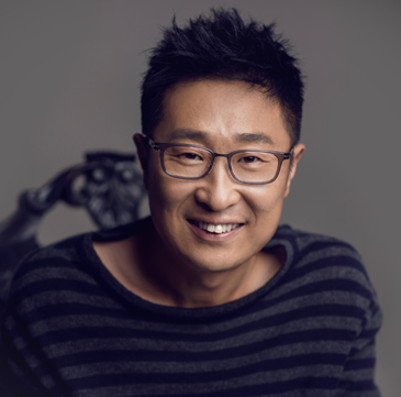 林永健是一个非常敬业和认真的人,他对自己的工作有着很高的要求和标准,他在拍摄《大闹天竺》时,为了达到最佳的效果,不惜花费大量的时间和精力去学习和练习,他说:“我觉得演员就是要不断地学习和进步,要不断地挑战自己和突破自己,只有这样,才能让自己的表演更加丰富和精彩。”