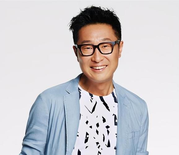 林永健也是一个非常幽默和风趣的人,他有着很强的幽默感和语言表达能力,他在接受采访时,总是能够用幽默的语言回答问题,让人忍俊不禁,他说:“我觉得演员就是要给观众带来快乐和笑声,要让观众感受到生活的美好和乐趣,只有这样,才能让观众喜欢和支持自己。”