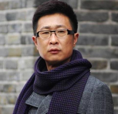 林永健还是一个非常谦虚和低调的人,他不喜欢炫耀自己的成就和荣誉,也不喜欢炒作自己的名气和话题,他说:“我觉得演员就是要做好自己的本职工作,要把自己的演技和作品展现给观众,让观众来评价和认可自己,只有这样,才能让自己更加自信和坚定。”