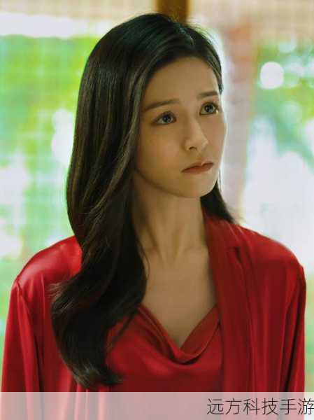 文咏珊说,她在拍摄假李木子和何非在牢房里那场戏时,就感受到了这种危险和有趣,她说,那场戏是她和朱一龙(饰演何非)的对手戏,也是她和自己的对手戏,她说,那场戏需要她展现出假李木子对何非的绝望、愤怒、仇恨、不甘、疯狂等各种情绪,同时也要展现出她对自己的怀疑、恐惧、内疚、自责、自毁等各种情绪,她说,那场戏很难拍,也很难演,她需要把自己逼到一个极限,才能达到导演想要的效果。