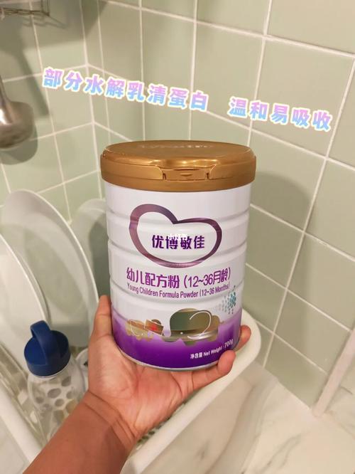 解答:选择适合宝宝的奶粉需要考虑多个因素,包括宝宝的年龄、生长发育情况、过敏史等,0-6 个月的宝宝应该选择母乳喂养,如果无法进行母乳喂养,可以选择配方奶粉,在选择配方奶粉时,应该注意查看奶粉的成分表,选择含有丰富蛋白质、脂肪、碳水化合物、维生素和矿物质的奶粉,还可以选择一些添加了益生菌、益生元等成分的奶粉,有助于宝宝的肠道健康。