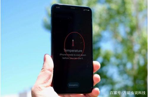 原因解析：长时间高强度使用手机，特别是运行大型游戏或应用时，可能导致手机过热，从而触发过热保护机制，引起闪退。