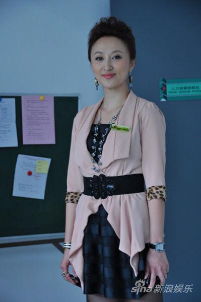 问:洪雁的演艺风格是怎样的?