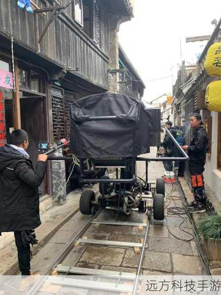幕后拍摄花絮则展现了演员们和整个制作团队的辛勤付出,我们能看到演员们在拍摄间隙认真研读剧本,不断揣摩角色的神情和动作,他们为了一个完美的镜头,可能要反复拍摄多次,无论酷暑还是严寒,都坚守在片场,拍摄过程中也会遇到各种挑战,比如场景布置的困难、天气的变化等,但他们都凭借着专业精神和毅力一一克服。
