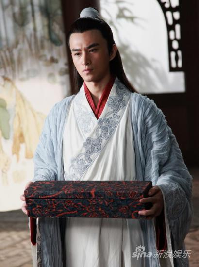 杜确在剧中是一位重要的人物,他与男主角张生是好友,同时也是一位有着豪情壮志的将领,戚迹通过细腻的表演,将杜确的性格特点展现得淋漓尽致,他在战场上的英勇无畏,面对朋友的真诚情谊,以及在感情面前的内敛深沉,都给观众留下了深刻的印象。