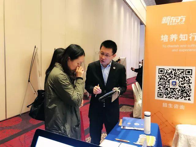 除了选手们的精彩表现,评委们的点评和互动也是节目中的一大亮点,他们以专业的眼光和丰富的经验,给予选手们中肯的建议和指导,帮助他们更好地成长和发展,评委们之间的互动也常常带来许多欢乐和惊喜,为节目增添了不少趣味性。