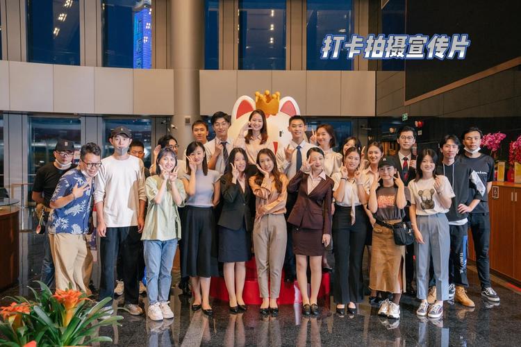 在这一集中,向真经历了一系列的波折,她的公司面临着诸多挑战和困难,资金紧张,业务拓展受阻,向真不屈不挠,积极寻找解决办法,她试图与不同的合作伙伴洽谈,希望能为公司带来新的转机,她在感情上也陷入了纠结,与关山的关系变得微妙起来。
