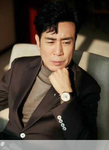 说到于和伟的演艺生涯,那可谓是丰富多彩,他出演过众多不同类型的影视作品,无论是古装剧、现代剧还是谍战剧等,都能游刃有余地驾驭,他的表演风格沉稳内敛,却又能在关键时刻爆发出强大的能量,让观众为之动容。