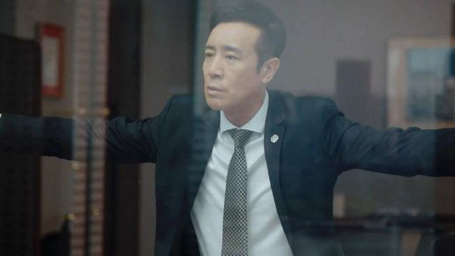 下面回答与老炮儿曹晓杰的扮演者于和伟、白举纲相关的问题: