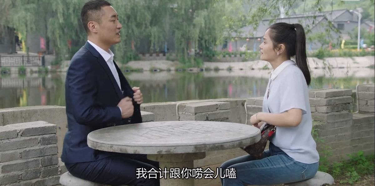 除了事业和爱情,王小蒙在剧中还面临着家庭方面的问题,她与公公谢广坤之间的矛盾冲突常常引发观众们的笑声和共鸣,毕畅在处理这些复杂的家庭关系时,表现出了王小蒙的无奈和包容,让观众们看到了一个真实而可爱的农村姑娘形象。