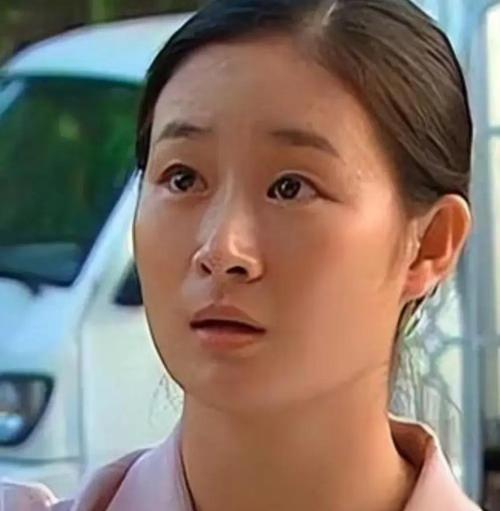 毕畅通过对王小蒙这个角色的精彩演绎,让我们看到了乡村爱情的魅力和乡村生活的美好,她的表演不仅为《乡村爱情》系列增添了光彩,也为她自己的演艺生涯写下了浓墨重彩的一笔,让我们一起期待毕畅在未来的演艺道路上能够继续绽放光彩,为我们带来更多优秀的作品。
