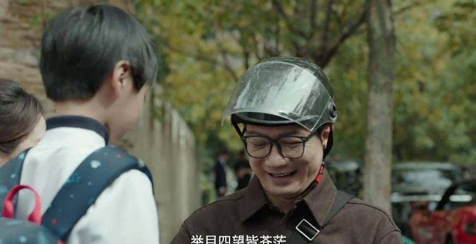 答:唐尘在这一集中主要为了拿下重要项目而努力,和团队一起完善方案和策略。