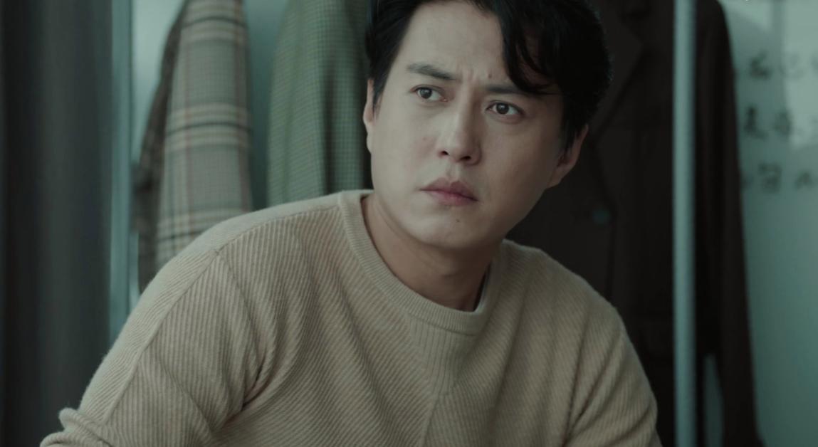 答:烁冰在这一集中继续推进工作,巩固自己在行业中的地位,同时和唐尘的关系也依然复杂且充满戏剧性。