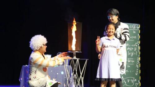 - 答案是灵活运用连招组合,特别是将“火焰旋风”作为主要输出手段,同时结合“火焰冲击”快速拉近距离,用“火焰斩”控制局面,确保在高压环境下也能保持输出节奏。