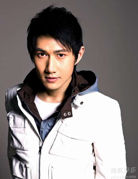 3、何明翰的表演风格有什么特点？