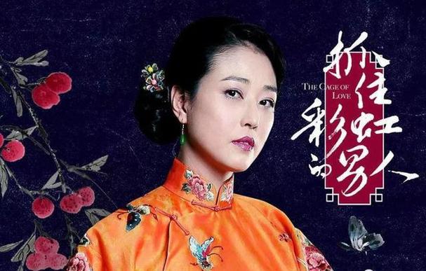 她在演艺生涯中塑造了许多不同类型的角色,无论是古装剧还是现代剧,都能展现出出色的演技,在《疯人院》中,她饰演的刘素是一个充满神秘感和复杂性的角色,刘素身处疯人院这个特殊的环境中,却有着自己的坚持和追求,张琰琰通过细腻的表演,将刘素的内心世界展现得淋漓尽致,让观众对这个角色产生了深深的同情和共鸣。