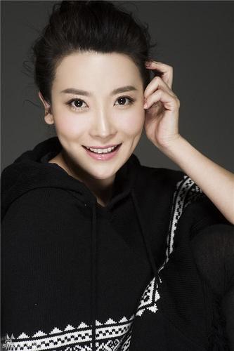张琰琰的演技之所以能够如此出色,一方面源于她的天赋和努力,另一方面也得益于她丰富的人生经历,她在演艺道路上不断探索和尝试,不断提升自己的演技水平,她对每一个角色都投入了极大的热情和精力,用心去诠释和塑造。