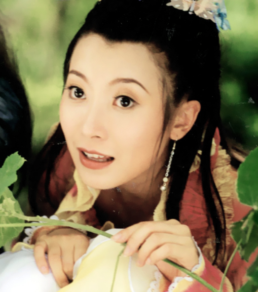 问题 2:张琰琰的表演风格有什么特点?