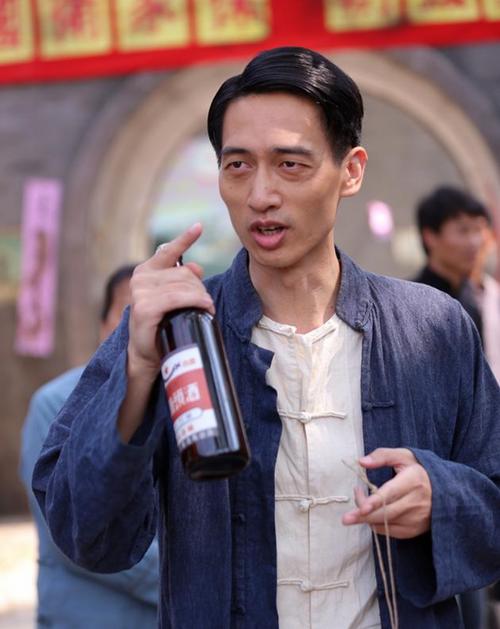 答:公磊。