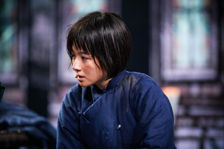 剧中的人物形象鲜明,演员们的精彩演绎更是为故事增色不少,他们将角色的情感和内心世界展现得淋漓尽致,让观众能够深切地感受到那个时代人们的喜怒哀乐。