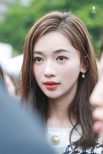 答:吴谨言。