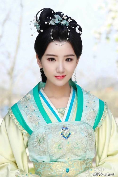女主角舒亚男,由毛晓彤饰演,她武艺高强、性格豪爽,与云襄在江湖中相遇相知,舒亚男有着自己的秘密和使命,在与云襄的相处过程中,两人逐渐产生了深厚的感情,毛晓彤成功地塑造了舒亚男的坚韧和果敢,让这个角色充满魅力。