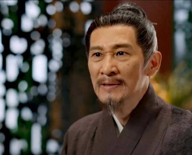 王劲松饰演的戚天风,是剧中的一大反派,他老谋深算、心狠手辣,为了达到自己的目的不择手段,王劲松的精湛演技将戚天风的阴险狡诈刻画得入木三分。