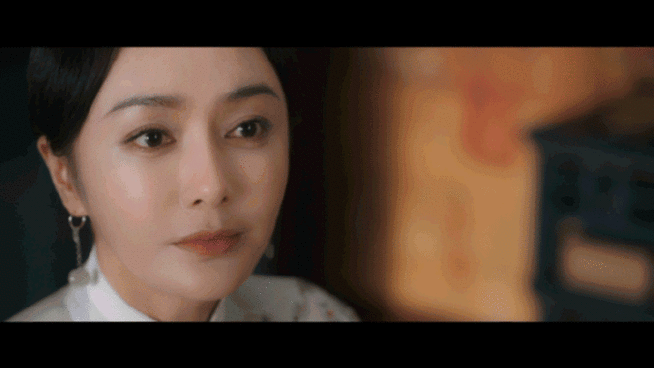 答:剧中苏怀柔的扮演者是秦岚,她是苏鸣玉的姐姐,聪慧过人,将苏家产业打理得井井有条。