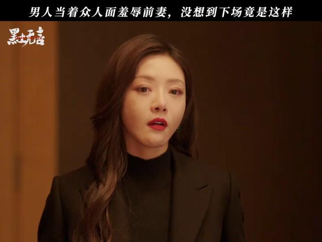 答:邓家佳饰演的王萍是一个充满活力和正义感的年轻警察,她有着坚定的信念和不屈不挠的精神,敢于挑战困难和权威,王萍在剧中的成长历程也是一个亮点,邓家佳很好地展现了她从青涩到成熟的转变,她的表演生动自然,让观众能够感受到王萍的热情和努力,为整个剧情增添了一抹亮丽的色彩。