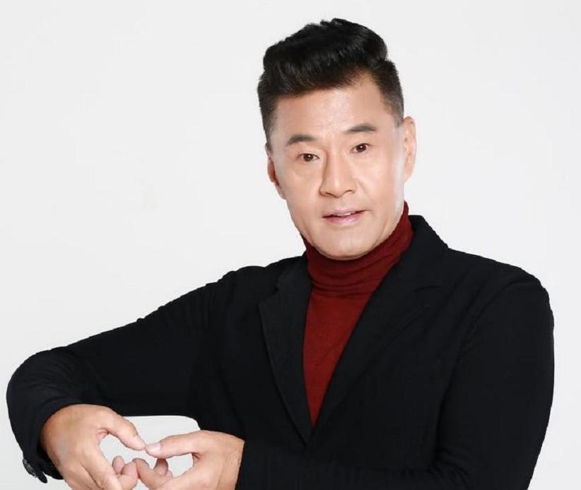 田老师看似文质彬彬,却似乎隐藏着不为人知的秘密。