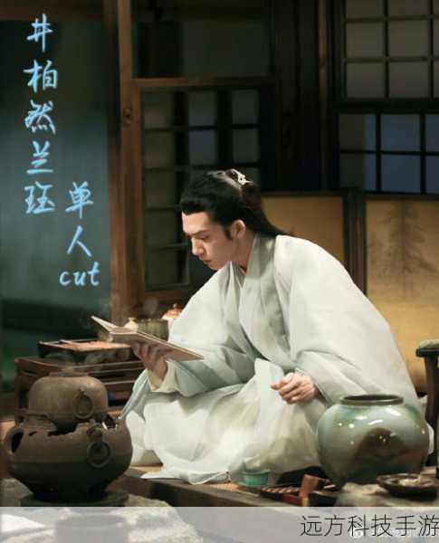 兰珏,由井柏然饰演,他是一位温润儒雅、心思缜密的礼部侍郎,出身名门,背负着家族的使命和秘密,兰珏在官场中周旋,却始终保持着自己的原则和底线,为了追寻真相不惜一切代价。