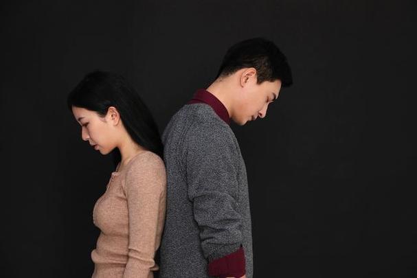 答:石磊起到了调和剂的作用,努力维护着母亲和妻子之间的关系。
