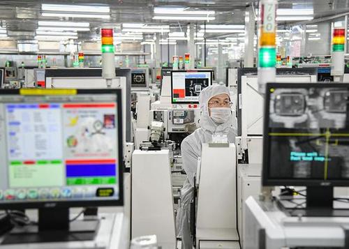 宇龙通信在技术创新方面始终走在行业前列,公司不仅拥有强大的自主研发实力,还积极与国际知名企业建立战略合作关系,共同推动智能手机技术的发展,在CDMA手机领域,宇龙通信更是以“手写智能”为产品主线,推出了多款具有里程碑意义的智能手机产品,如全球首款CDMA1X智能手机酷派688、全球首款智能双卡手机酷派828等,这些产品的问世,不仅丰富了消费者的选择,也进一步巩固了宇龙通信在智能手机市场的领先地位。