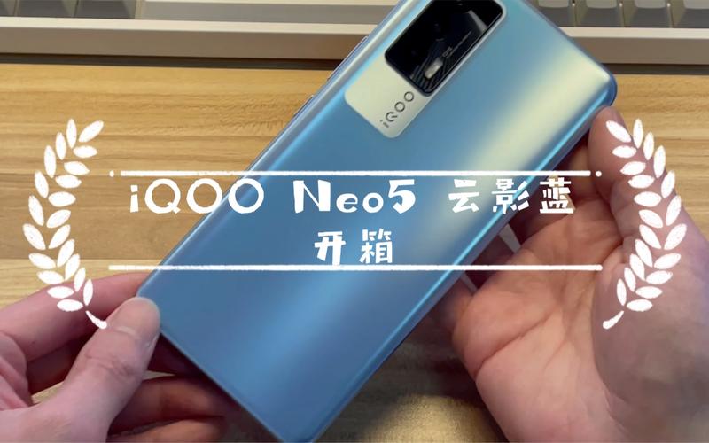除了云影蓝这一令人惊艳的配色外,iQOO Neo5在外观设计上也下足了功夫,独特的摄像头模组设计,不仅提升了辨识度,更在视觉上营造出一种未来感,而机身的每一处细节,都经过精心打磨,无论是手感还是质感,都让人爱不释手,选择iQOO Neo5云影蓝,就是选择了一种独特的生活态度,一种对美好事物不懈追求的精神。