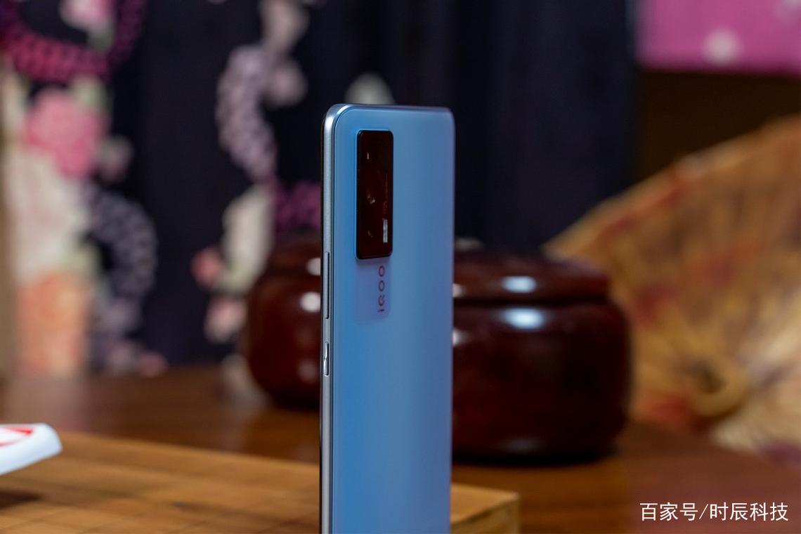 iQOO Neo5云影蓝凭借其独特的外观设计和强大的性能表现,适合广泛的人群使用,对于追求个性、喜欢尝鲜的年轻人来说,云影蓝配色无疑是一个不错的选择;对于热爱摄影、喜欢记录生活点滴的用户来说,iQOO Neo5云影蓝出色的拍照能力将满足他们的需求;而对于那些注重手机性能、追求流畅操作体验的用户来说,iQOO Neo5云影蓝同样不会让他们失望,无论你是哪种类型的用户,iQOO Neo5云影蓝都能成为你生活中的得力助手。