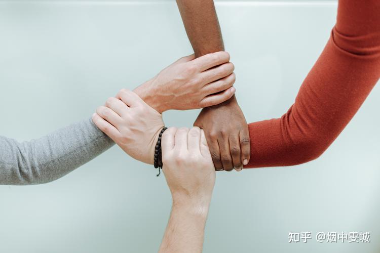 元素爆破师在团队中扮演着提供强大元素攻击的角色,与拥有高机动性、控制能力或治疗能力的职业搭配最为理想,与鬼剑士、枪手等职业组队时,可以利用元素爆破师的爆发伤害来清除小怪,为队友创造安全的输出环境;与奶妈类职业配合,则能更好地应对突发状况,确保队伍的整体生存能力。