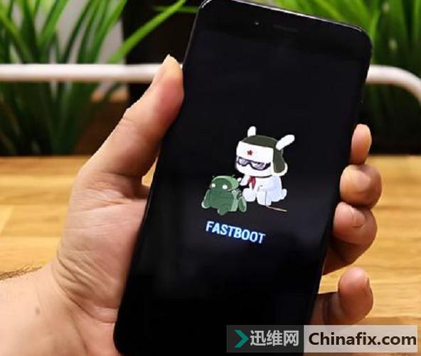通过按住音量下键+电源键的方式进入Fastboot模式,不同手机可能有不同的进入方式,请参考华为官方提供的教程或设备说明书。