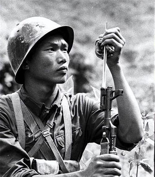 答:在第 15 集中,主角经历了一场激烈的战斗,他带领着战友们与敌人展开了殊死搏斗,在战斗中,他受了伤,但仍然坚持战斗,最终成功击退了敌人,主角还得知了一个重要的消息,这个消息将对他和他的战友们的未来产生重大影响。