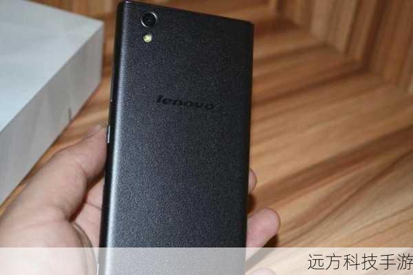 联想手机P70采用了直板设计,机身尺寸为142x71.8x8.9mm,重量仅为149g,非常适合单手握持和操作,机身正面覆盖了一块5英寸的HD级别IPS屏幕,分辨率达到了1280x720像素,显示效果清晰细腻,屏幕下方配备了菜单键、Home键与返回键,操作便捷,机身背部采用了仿皮质的塑料后盖,手感细腻且耐脏,不易沾染指纹和汗渍,背部顶部配置了一枚1300万像素的摄像头,下方是一颗LED补光灯,保证了拍摄效果的清晰明亮。